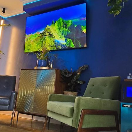 The New Blue Horse Suite At The Grumpy Schnauzer B&B Luxury Private Indoor Hot Tub Breakfast In Bed Airdrie Exteriör bild