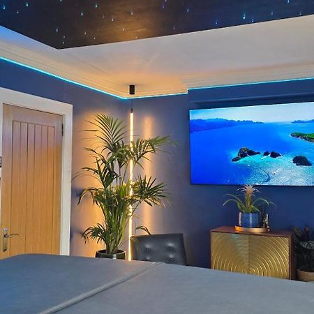 The New Blue Horse Suite At The Grumpy Schnauzer B&B Luxury Private Indoor Hot Tub Breakfast In Bed Airdrie Exteriör bild