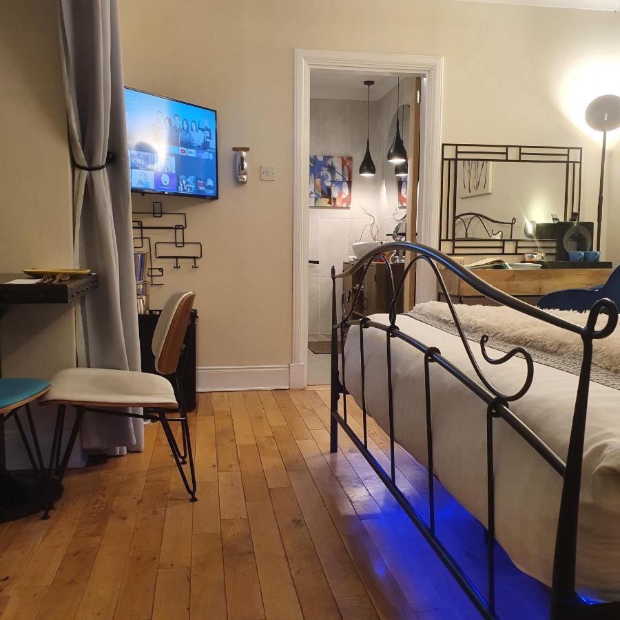 The New Blue Horse Suite At The Grumpy Schnauzer B&B Luxury Private Indoor Hot Tub Breakfast In Bed Airdrie Exteriör bild