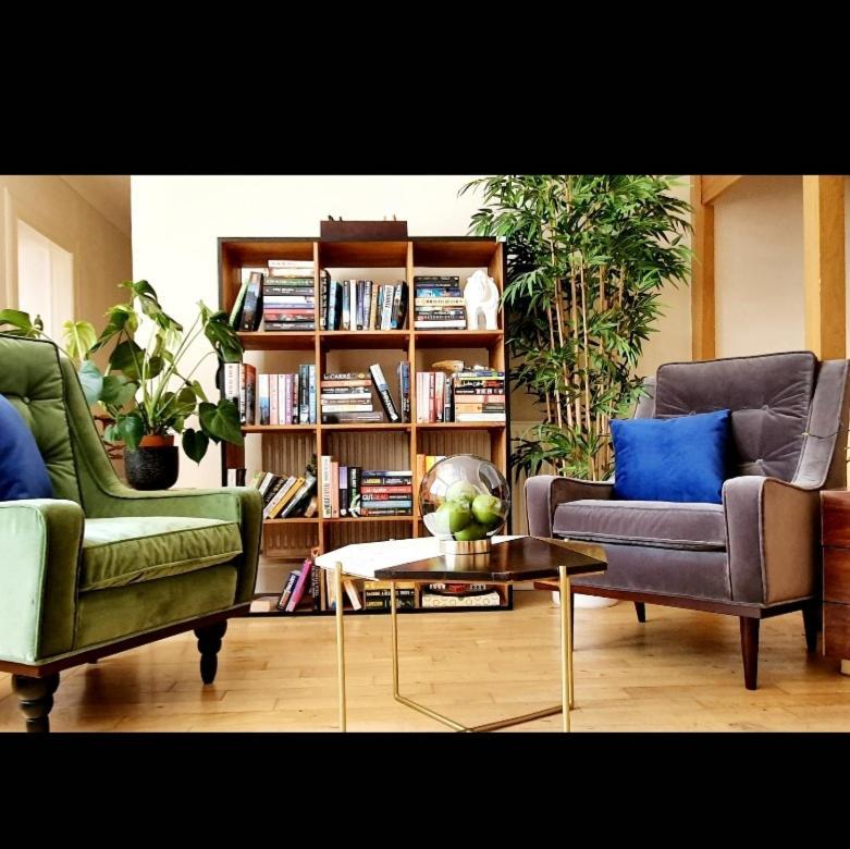 The New Blue Horse Suite At The Grumpy Schnauzer B&B Luxury Private Indoor Hot Tub Breakfast In Bed Airdrie Exteriör bild