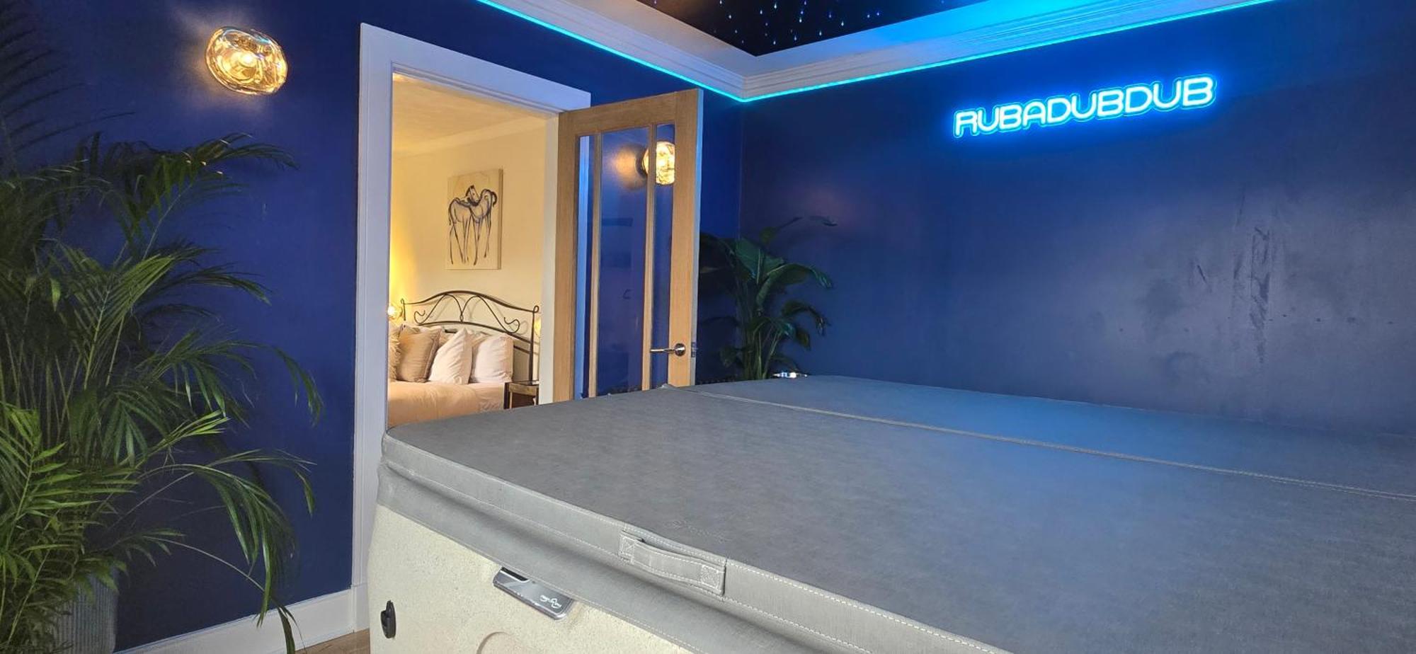 The New Blue Horse Suite At The Grumpy Schnauzer B&B Luxury Private Indoor Hot Tub Breakfast In Bed Airdrie Exteriör bild