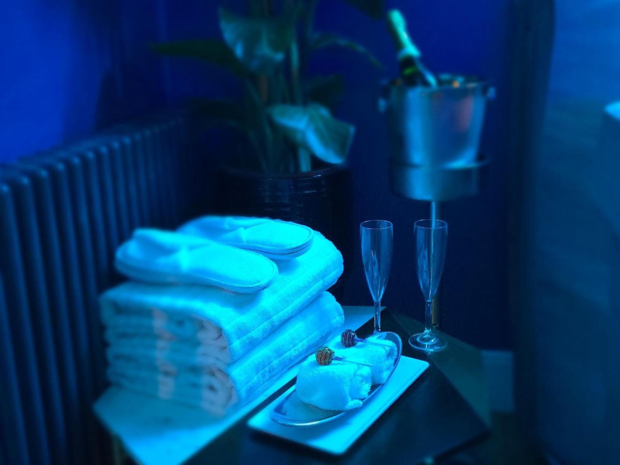 The New Blue Horse Suite At The Grumpy Schnauzer B&B Luxury Private Indoor Hot Tub Breakfast In Bed Airdrie Exteriör bild