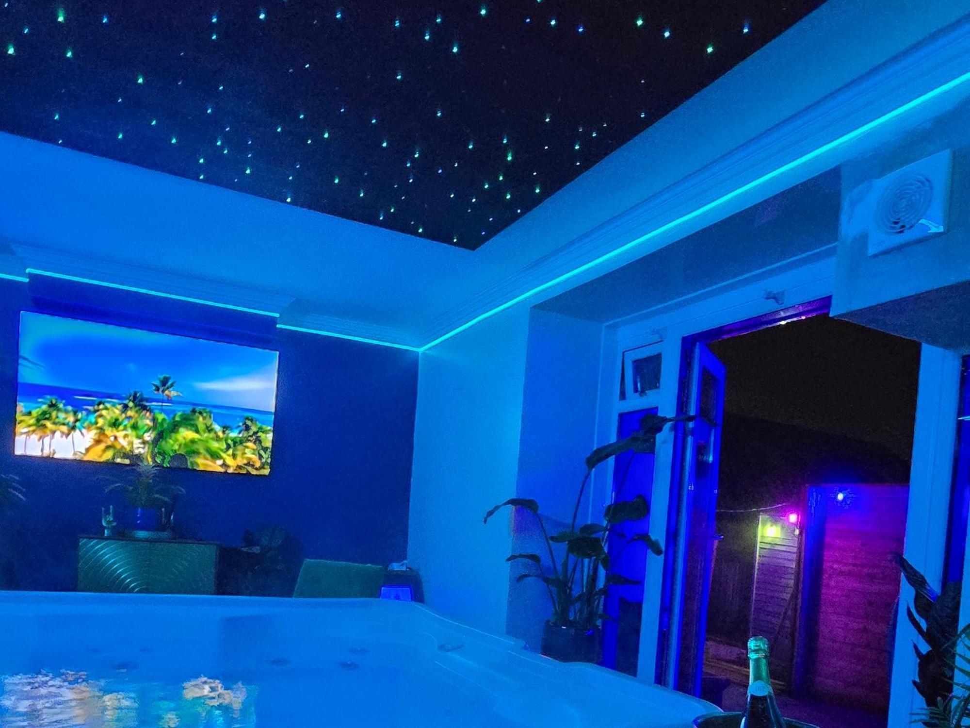 The New Blue Horse Suite At The Grumpy Schnauzer B&B Luxury Private Indoor Hot Tub Breakfast In Bed Airdrie Exteriör bild